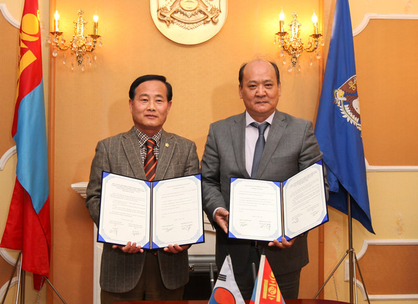 ▲ 지난 13일 장대진(왼쪽) 도의회 의장을 비롯한 도의원 등이 몽골 울란바타르시의회를 방문해 양 의회간 상호교류를 위한 ‘교류협력 의향서’를 체결했다.ⓒ도의회 제공