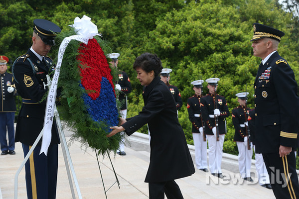 ▲ 지난해 미국 워싱턴을 찾은 박근혜 대통령이 알링턴 국립묘지를 찾아 헌화하고 있다. ⓒ뉴데일리