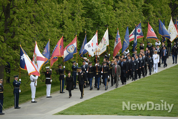 ▲ 지난해 미국 워싱턴을 찾은 박근혜 대통령은 첫 일정으로 알링턴 국립묘지를 찾았다. ⓒ뉴데일리