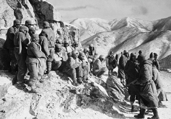 ▲ 장진호 전투 당시 미군에 붙잡힌 중공군 포로들. ⓒ한국전 60주년 기념 블로그