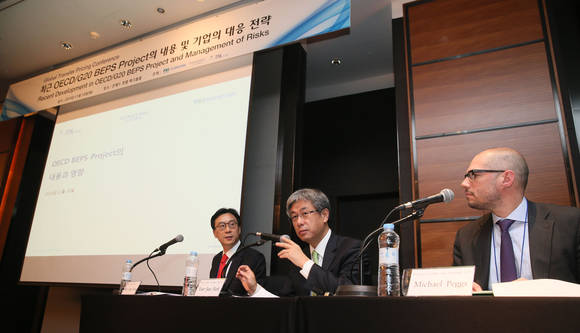 ▲ 사진 왼쪽부터 강신종 법무법인 화우 회계사, 박윤준 전 국세청 차장, 마이클 펙스(Michael peggs) cadesky 대표 ⓒ전경련