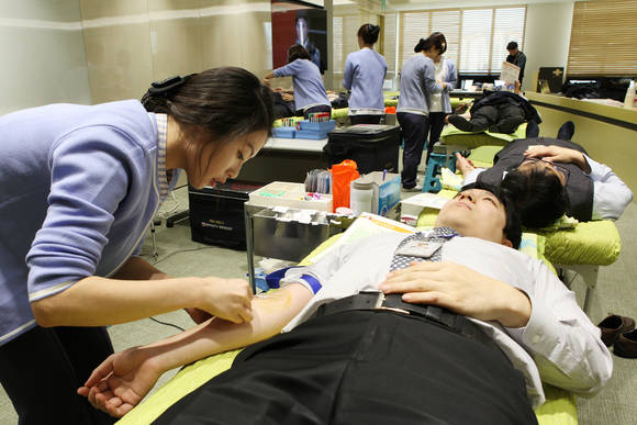 ▲ 녹십자 임직원 일동도 '사랑의 헌혈'에 참여하고 있다ⓒ녹십자