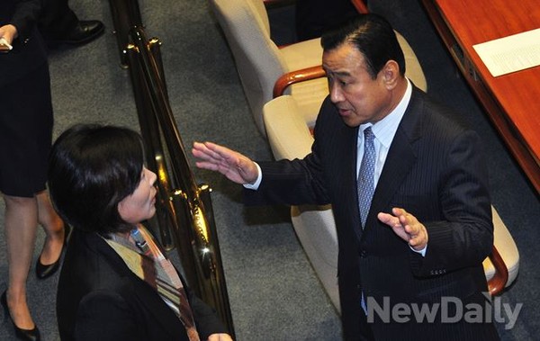 ▲ 국회 본회의장에서 대화하는 이완구 새누리당 원내대표와 최민희 새정치민주연합 의원 ⓒ 뉴데일리 이종현 사진기자