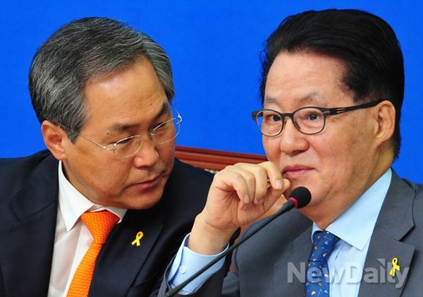 ▲ 지난달 10일 열린 새정치민주연합의 첫 당무위원회 회의에서 우윤근 원내대표(왼쪽)의 말을 듣고 있는 박지원 비상대책위원. ⓒ뉴데일리 이종현 기자