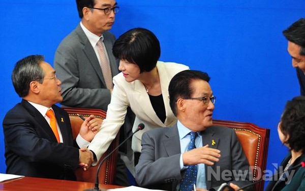 ▲ 지난달 10일 열린 새정치민주연합의 첫 당무위원회 회의를 앞두고 박지원 비상대책위원이 당무위원들의 인사를 받고 있다. ⓒ뉴데일리 이종현 기자