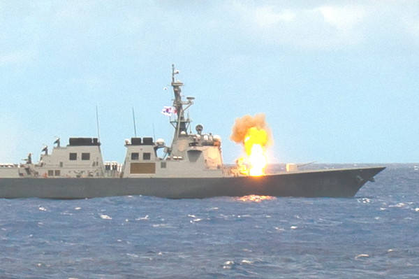 ▲ 림팩훈련에서 서애류성룡함이 SM2 요격미사일을 발사하고 있다.ⓒ해군