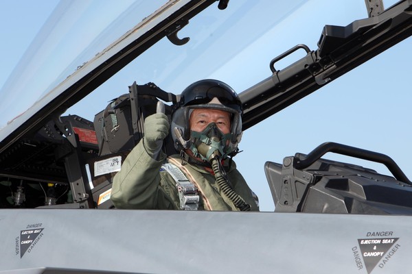 ▲ F-15K에 탑승한 최차규 총장.ⓒ공군