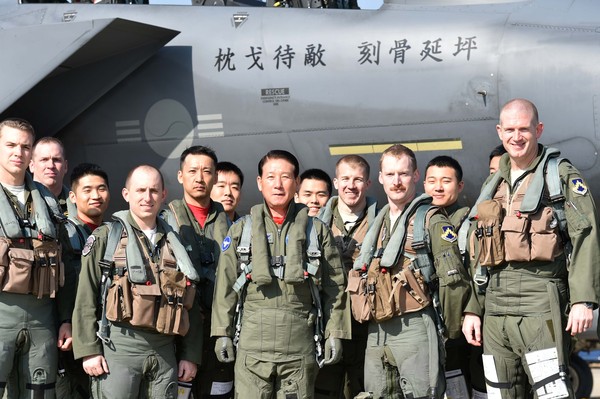 ▲ 최차규 공군참모총장이 F-15K 전투기에 오르기 전, 한‧미 전투조종사들과 실전적 훈련에 대한 의지를 다지고 있다.ⓒ공군