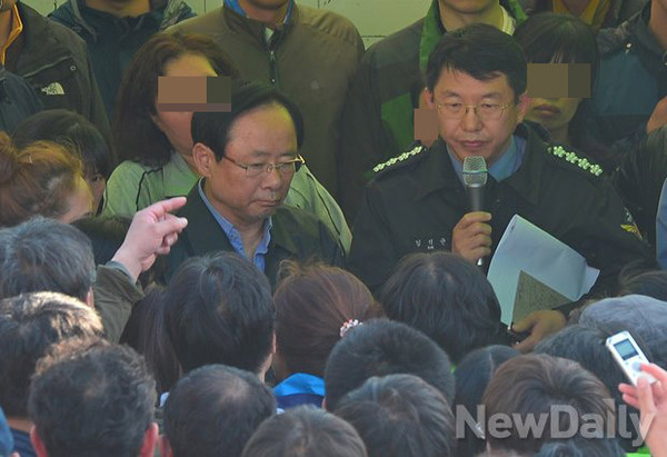 ▲ 세월호 사고 직후, 이주영 해양수산부 장관이 유가족들에게 둘러쌓여 손가락질을 당하고 있다. ⓒ뉴데일리