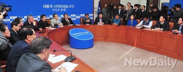 ▲ 새정치민주연합 지도부와 공적연금 강화를 위한 공동투쟁본부(공투본)가 19일 정책간담회를 갖고 있다. ⓒ뉴데일리 이종현 기자