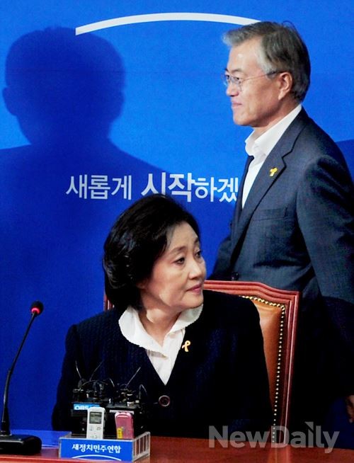 ▲ 친노 강경파의 흔들기에 따른 박영선 전 원내대표의 탈당 소동으로 촉발돼 긴급 소집된 9월 18일 새정치민주연합 비상대책회의에서 문재인 의원이 박영선 원내대표를 지나쳐 자리로 향하고 있다. ⓒ뉴데일리 이종현 기자