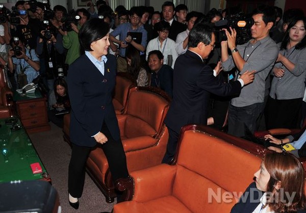 ▲ 지난 9월 26일 새누리당 원내대표회의실에서 열린 이완구 원내대표와 새정치민주연합 박영선 원내대표와의 세월호 관련 회동에서 박영선 원내대표가 일방적으로 퇴장하고 있다. 박영선 원내대표 오른쪽으로 취재진들 사이로 길을 내고 있는 사람은 당시 정책위의장이었던 우윤근 현 원내대표. ⓒ뉴데일리 이종현 기자