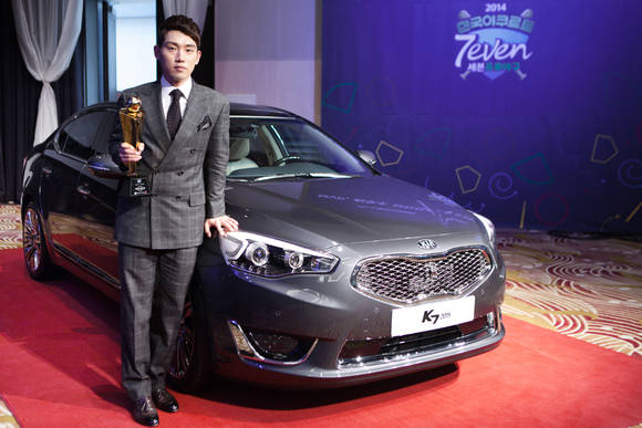 ▲ MVP로 선정된 서건창 선수가 'K7 2015' 앞에서 포즈를 취하고 있다. ⓒ기아차