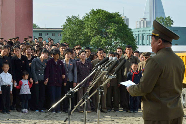 ▲ 지난 5월 평양 23층 아파트 붕괴사고 뒤 주민들에게 사과하는 인민보안성 부장. 하지만 10월 평양 아파트 붕괴사고에 대해서는 언급을 않고 있다. ⓒ北선전매체 보도화면 캡쳐