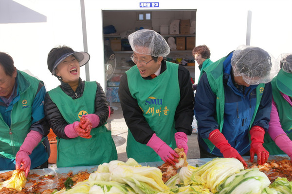 ▲ 고윤환 문경시장(중간)이 ‘사랑의 김장담그기 행사’에 참석해 새마을지도자 회원들과 김장 김치를 담그고 있다.ⓒ문경시 제공