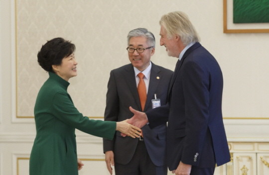 ▲ 20일 오후 청와대에서 박근혜 대통령이 세계 3대 요리사인 피에르 가니에르(오른쪽) 등 국내외 저명 요리사 초청 오찬에 참석, 인사하고 있다. 가운데는 김종덕 문화체육관광부 장관. ⓒ청와대 홈페이지