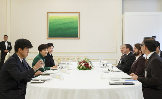 20일 오후 청와대에서 박근혜 대통령이 세계 3대 요리사인 피에르 가니에르(오른쪽) 등 국내외 저명 요리사 초청 오찬에 참석해 대화를 나누고 있다. ⓒ청와대 홈페이지