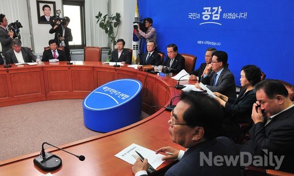 ▲ 새정치민주연합 정치혁신실천위원회가 재정 내역을 결산심사위원회의 심사를 받은 뒤 당무위원회의 인준을 거쳐 홈페이지에 공개하는 방안을 추진한다. 사진은 지난달 10일 열린 새정치연합 제1차 당무위원회의 모습. ⓒ뉴데일리 이종현 기자