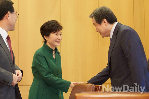 ▲ 박근혜 대통령이 20일 청와대를 방문한 새누리당 김무성 대표와 악수를 나누고 있다. ⓒ뉴데일리