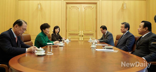 ▲ 박근혜 대통령이 20일 청와대를 방문한 새누리당 지도부와 간담회를 갖고 있다. ⓒ뉴데일리