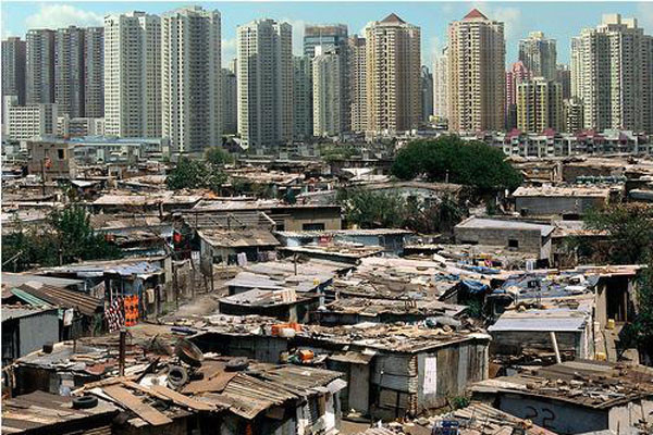 중공의 빈부격차를 적나라하게 보여주는 사진. 고층 아파트에는 공산당 가족이 살고 판자집에는 일반 국민들이 산다. ⓒ외신보도화면 캡쳐
