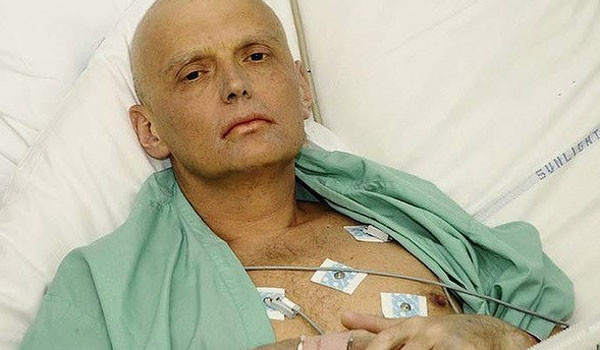 ▲ 2000년 영국으로 망명, 푸틴 정권이 반정부 인사를 암살하려 한 계획을 폭로한 전직 FSB 요원 알렉산더 리트비넨코. 그는 런던에서 홍차를 마시다 러시아 정보국 요원이 홍차에 주입한 방사능 물질 '폴로늄 210'을 먹고 숨졌다. 이 일로 서방국가에서는 "푸틴이 배달한 방사능 홍차"라는 조롱이 유행했다. ⓒ당시 외신보도화면 캡쳐