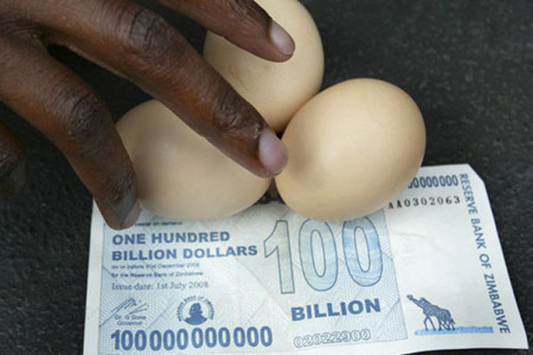 짐바브웨를 가장 유명하게 만든 것은 초인플레이션이다. 독재자 로버트 무가베의 작품이다. 사진은 계란 3개를 사기 위해 필요한 1,000억 달러짜리 지폐. ⓒ출처: 위키피디아