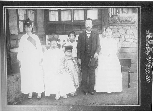 ▲ 1904년 11월 미국에 밀사로 건너가기 전 가족사진. 오른쪽부터 부인 박씨, 이승만, 모자쓴 아들 태산(봉수), 아버지 이경선, 누님, 뒤에 어린이는 누님 아들.