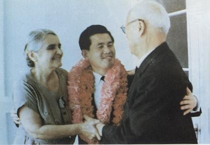 ▲ 1961년 양자로 입적한 이인수(가운데)를 맞아 이승만과 프란체스카와 포옹하고 있다.(하와이에서)