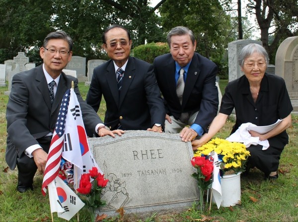 필라델피아 공원묘지에서 태산의 묘를 성묘하는 교민들. 왼쪽이 황준석 목사, 오른쪽 끝이 이종숙 프신스턴 한국학교 교장.