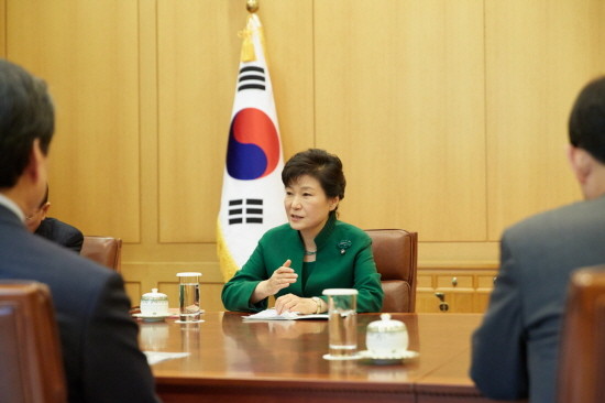 ▲ 여당 지도부와 대화를 나누고 있는 박근혜 대통령. ⓒ청와대 홈페이지