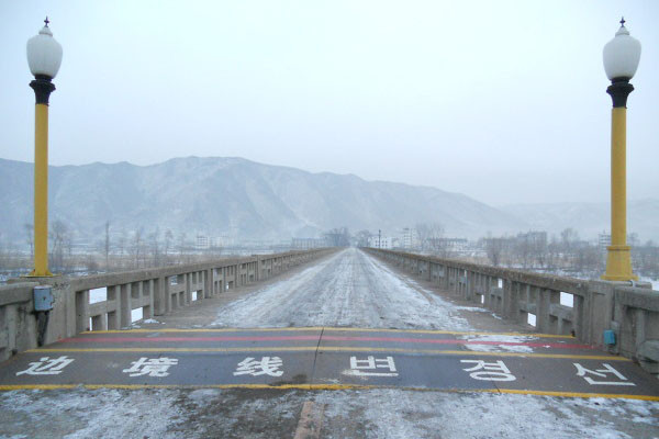 중국 쪽에서 바라본 북한. 아래 보이는 것이 중국-북한 국경선 표시다. ⓒ통일부 블로그 캡쳐