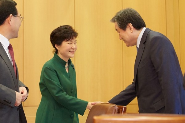 ▲ 박근혜 대통령과 새누리당 김무성 대표가 만나 인사를 나누고 있는 모습. ⓒ청와대 제공