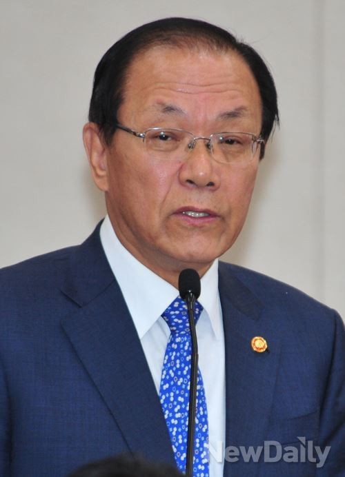 ▲ 황우여 사회부총리 겸 교육부 장관은 누리과정 예산 편성 문제와 김재원 부대표의 발언 등과 관련해 공식 반응을 내놓지 않고 있다.  ⓒ뉴데일리