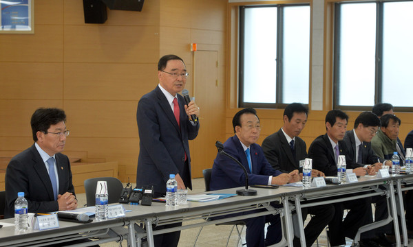 ▲ 정홍원 국무총리가 21일 울진과 영덕을 찾아 원전과 관련한 현 정부의 지원대책 방안 등 8개 대안사업 서명식을 가졌다.ⓒ경북도 제공