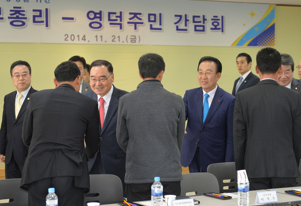 ▲ 정홍원 총리는 김관용 도지사와 함께 영덕군청에서 주민간담회를 가졌다. ⓒ경북도 제공