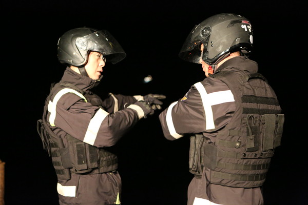 ▲ 홍익태 신임 해양경비안전본부장이 경비함정에 승선해 단속상황을 총괄 지휘하고 있는 모습.ⓒ국민안전처