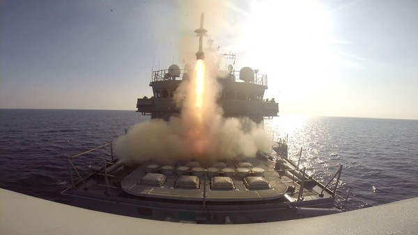 ▲ 20일 서해상에서 해군 강감찬함이 함대공유도탄 램(RAM)을 발사하고 있다. 발사된 유도탄은 적 항공기로 모사된 대공표적기에 명중했다.ⓒ해군