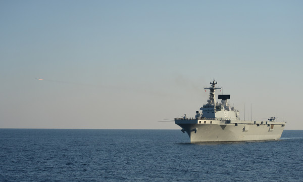 ▲ 20일 동해상에서 해군 독도함이 함대공유도탄 램(RAM)을 발사하고 있다.  발사된 유도탄은 적 항공기로 모사된 대공표적기에 명중했다.ⓒ해군