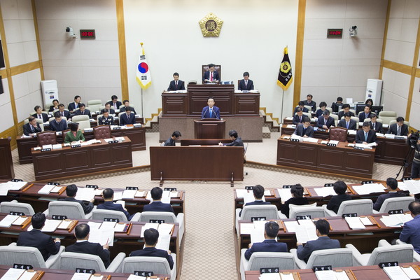 ▲ 김관용 경북도지사는 21일 오전 제274회 도의회 제2차 본회의 시정연설에서 ‘서민경제 살리기’와 ‘선제적인 미래 준비’에 도정의 역점을 두겠다고 밝혔다.ⓒ경북도 제공