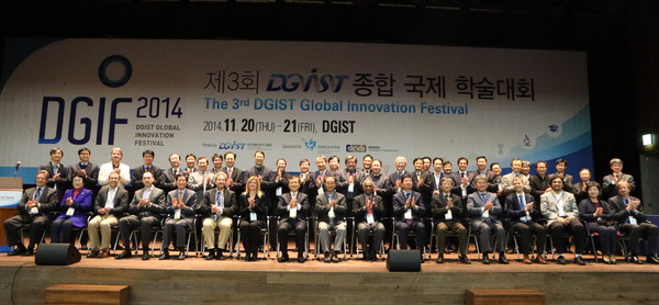 ▲ 지난 20~21일 디지스트 학사캠퍼스에서 개최된 DGIF 2014에서 국내외 정상급 연구자들이 단체사진을 촬영하고 있다.ⓒ디지스트 제공