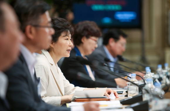 ▲ 지난 9월6일 개최된 2차 규제개혁장관회의를 주재한 박근혜 대통령이 '규제 개혁'에 대한 필요성을 다시 한번 강조하고 있다.