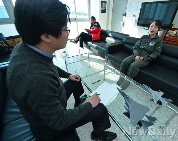 ▲ 순정우 기자가 훈련이후 성은정 훈련과장과 인터뷰를 하고 있다. ⓒ뉴데일리 정상윤 사진기자