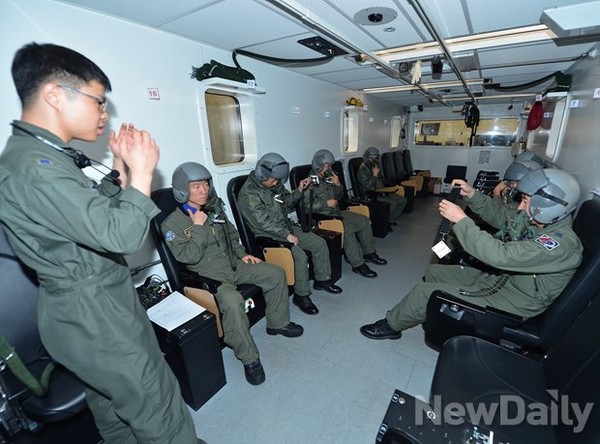 ▲ 장비관리자가 훈련자의 신체 변화를 확인 하고 있는 모습.ⓒ뉴데일리 정상윤 사진기자