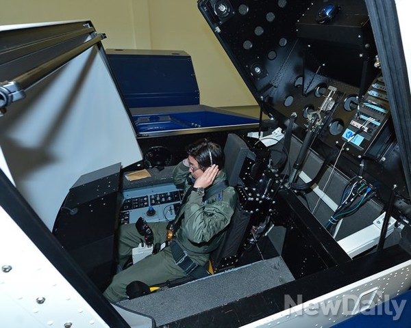 ▲ 비행 착각 훈련을 위해 SD장비에 착석한 순정우 기자.ⓒ뉴데일리 정상윤 사진기자