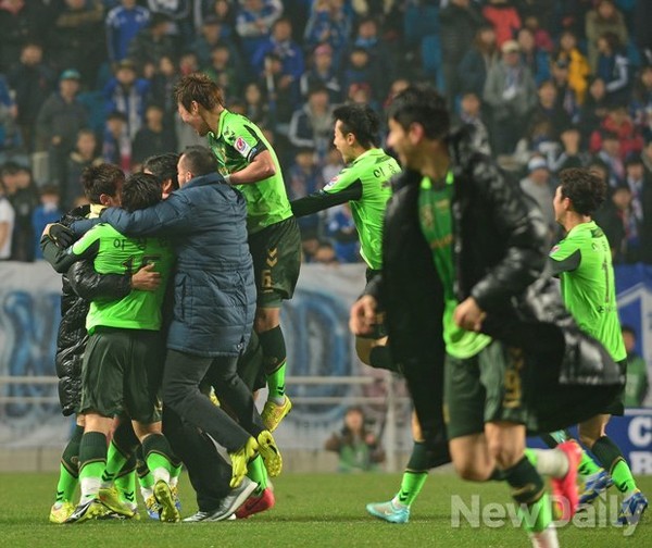 전북 현대 모터스가 22일 수원월드컵경기장에서 열린 수원 삼성 블루윙즈와의 경기에서 2대1로 역전승을 거뒀다.ⓒ뉴데일리 정상윤 사진기자