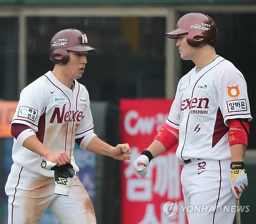 ▲ 득점을 기록한 넥센 서건창(사진 왼쪽)과 하이파이브를 하고 있는 박병호. ⓒ연합뉴스 사진DB