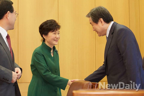 박근혜 대통령이 지난 20일 청와대로 새누리당 지도부를 초청 간담회를 가졌다. 이 자리에서는 새해 예산안 등 정국 현안들이 논의됐다.ⓒ뉴데일리