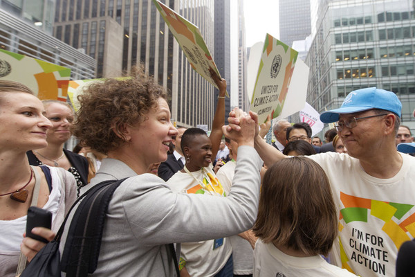 ▲ 반기문 유엔사무총장이 21일(현지시간) 뉴욕 맨해튼 거리에서 대중집회에 나서 한 여성 시민과 손을 잡고 있는 모습. 그가 입은 반팔 티셔츠에 'I'M FOR CLIMATE ACTION'이라고 적혀 있다.  ⓒ 유엔 홈페이지