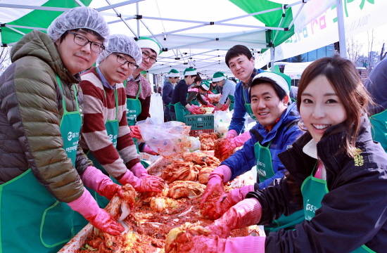 ▲ 지난 21일 경기도 용인시 처인구 소재 엘리시안 러닝 센터에서 열린 GS건설 김장김치 봉사활동에서 GS건설 임직원 및 임직원 가족들과 미스코리아가 함께 김장김치를 담그고 있다.ⓒGS건설